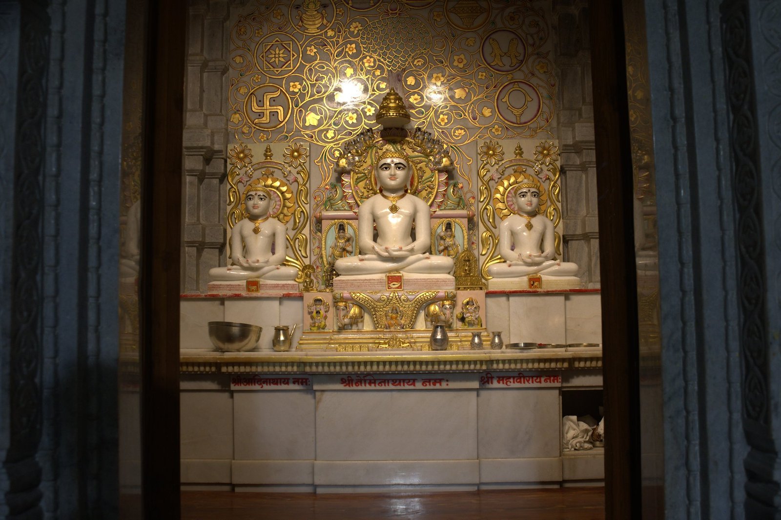 Bhagwan Neminath Dada main idols in the sanctum